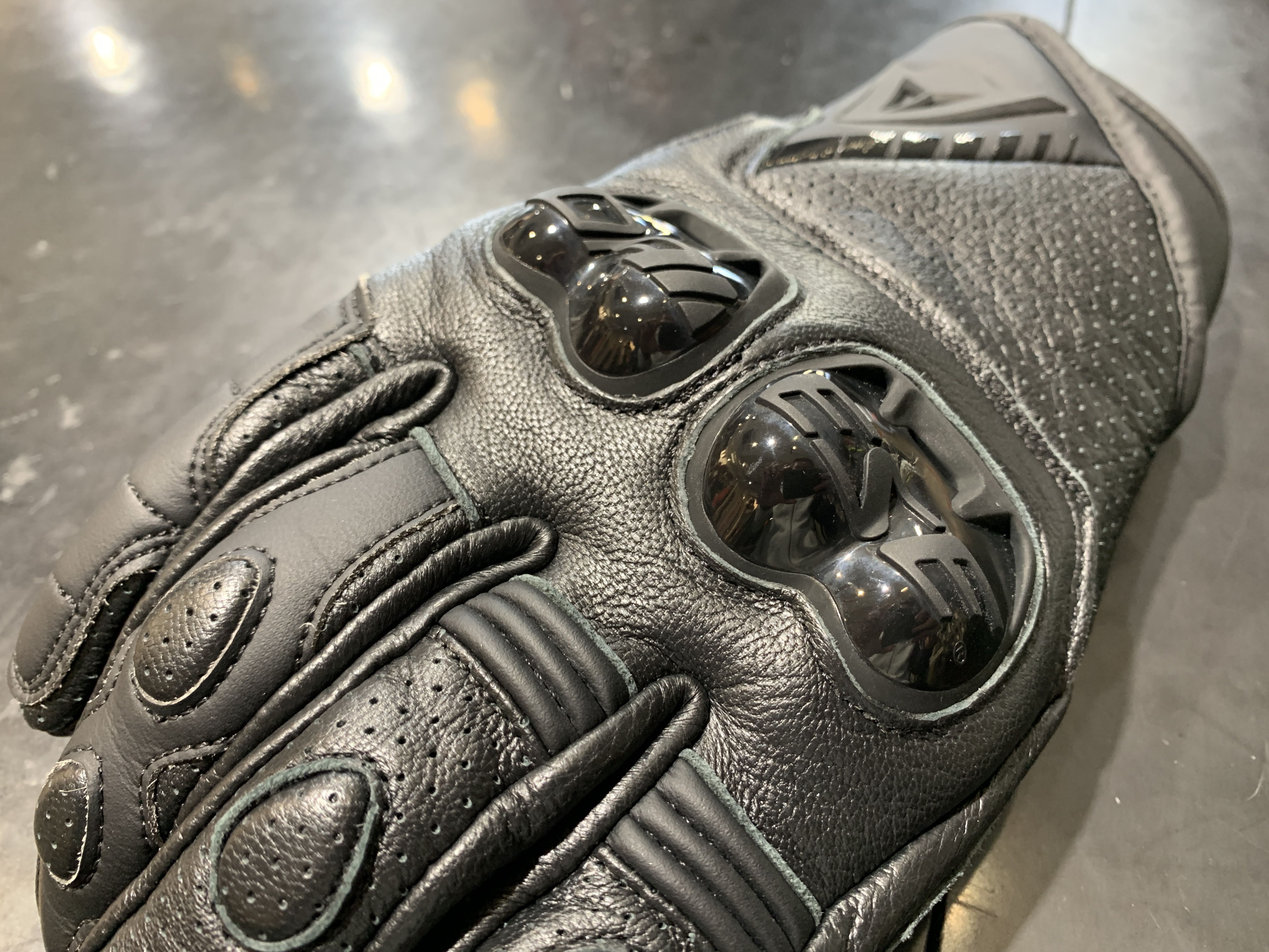 操作性と快適さの両立。[BLACKSHAPE GLOVES]