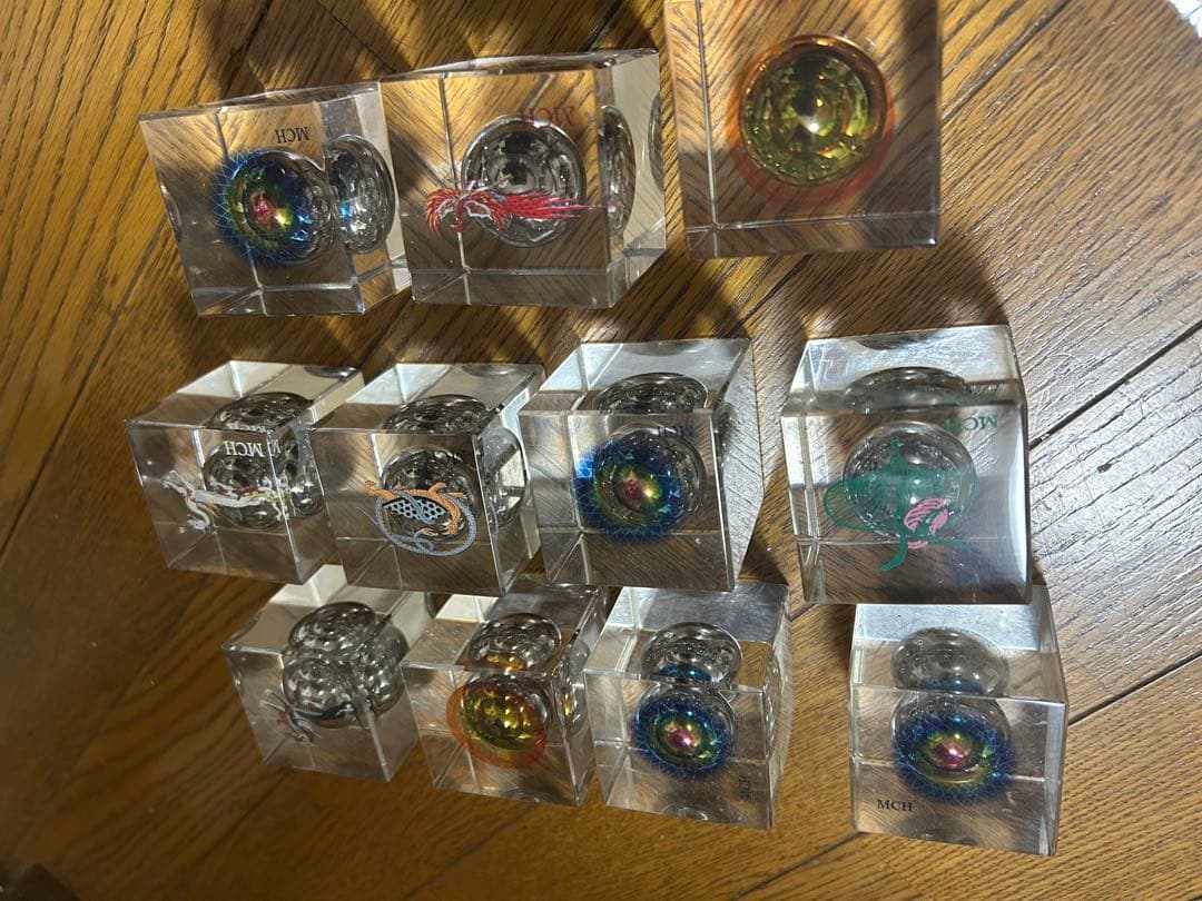 アートテン 波動オブジェ 透明キューブ 球体入り 11個セット 透明キューブで創る未来、万博の新体験！ | でるぞ、万博 出展企業一覧